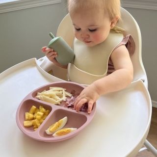 🍽️ Veselé stolování bez nehod! 🍽️ https://www.hannel.cz/nadobi-a-pribory/ Objevte naše silikonové jídelní soupravy...