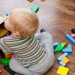 Když se dětská fantazie rozběhne… vzniká svět plný barev, tvarů a nekonečných příběhů 💛 Dřevěné kostky děti milují – mohou...