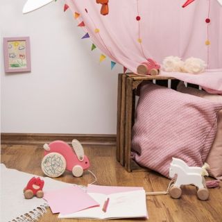 Kdo říká, že dětský pokoj nemůže být jako z pohádky? 🦢✨ Stačí pár kvalitních dřevěných hraček a najednou je tu svět, kde...