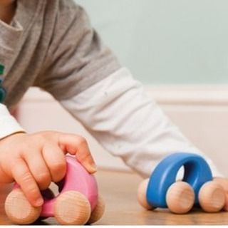 Méně plastů, více smysluplné hry 🌱 Dřevěná autíčka BAJO jsou navržena tak, aby rozvíjela motoriku, koordinaci rukou a očí...