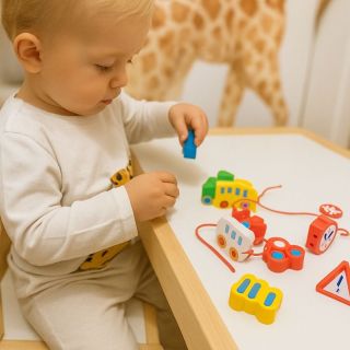 Barevný svět na šnůrce. Hra, která rozvíjí jemnou motoriku a trpělivost. Vyberte si svou šnůrku...