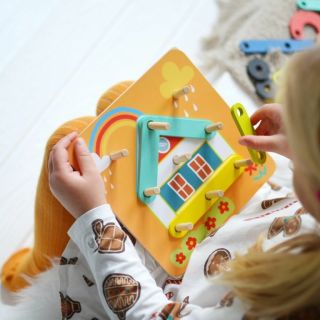 🎁 Dárek, který děti zabaví a zároveň rozvíjí 🎨 Barevná dřevěná provlékačka pomáhá dětem: 🟢 rozvíjet jemnou motoriku 🟢...